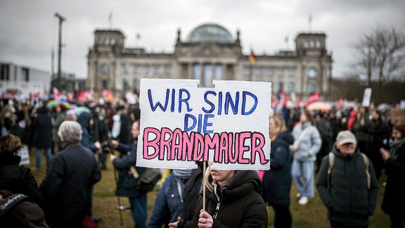 Zahlreiche Menschen nehmen mit Plakaten an der Demonstration eines Bündnisses «Wir sind die Brandmauer» für Demokratie und gegen Rechtsextremismus teil.