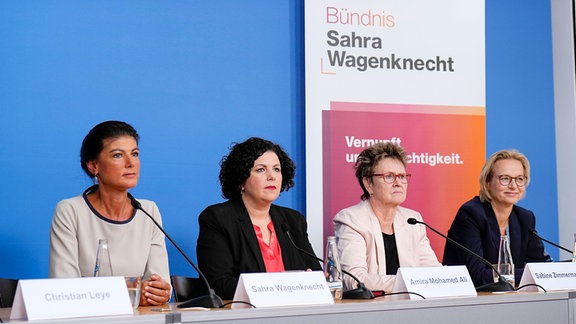 Sahra Wagenknecht, Amira Mohamed Ali, Katja Wolf und Sabine Zimmermann bei der Pressekonferenz des BSW nach den Landtagswahlen in Thüringen und Sachsen.