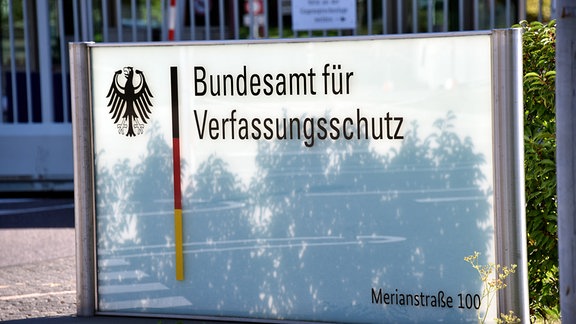 Schild am Eingang zum Bundesamt für Verfassungsschutz.