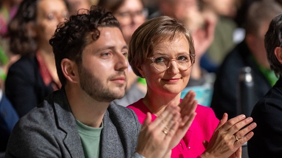 Felix Banaszak, designierter Bundesvorsitzender von Bündnis90/Die Grünen, sitzt neben Franziska Brantner, designierte Bundesvorsitzende von Bündnis90/Die Grünen, bei der Bundesdelegiertenkonferenz der Grünen. 