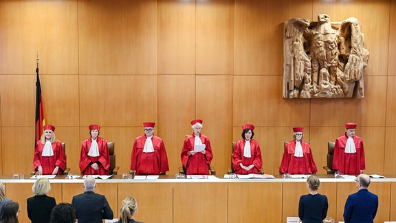 Der Zweite Senat des Bundesverfassungsgerichts: Rhona Fetzer, Christine Langenfeld, Peter Müller, Doris König (Vorsitzende), Sibylle Kessal-Wulf, Astrid Wallrabenstein und Thomas Offenloch