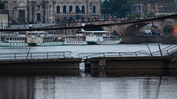 Teile der Carolabrücke über der Elbe sind eingestürzt.