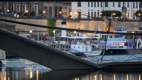 Teile der Carolabrücke über der Elbe sind eingestürzt.