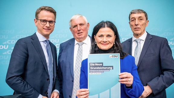 Gitta Connemann, Bundesvorsitzende der Mittelstands- und Wirtschaftsunion (MIT) zeigt das Papier zur Grundsicherung mit Carsten Linnemann, CDU Generalsekretär, Karl-Josef Laumann, Bundesvorsitzender der CDA Deutschlands spricht neben und dem ehemaligen Präsidenten des Bundessozialgerichtes, Rainer Schlegel bei der Pressekonferenz nach der Sitzung des CDU Bundesvorstands.