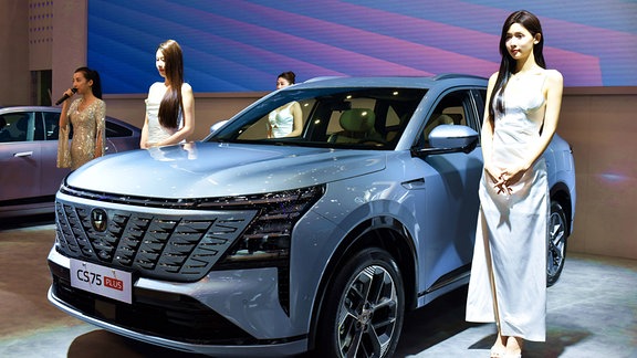 Modells präsentieren auf der Zhengzhou International Auto Show ein chinesisches Elektroauto der Marke Changan CS75