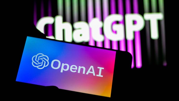 Logos des ChatGPT Chatbot und des Forschungslabors OpenAI auf Smartphone- und Laptop-Bildschirmen