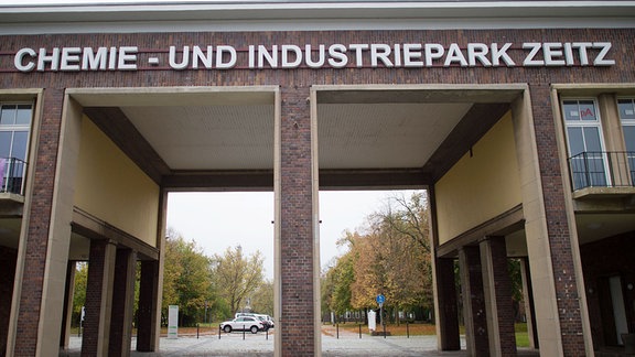 "Chemie- und Industriepark" steht in Elsteraue (Sachsen-Anhalt) über einem Tor der Industrieanlage. 