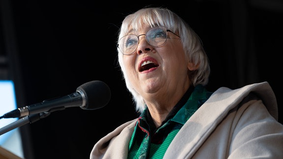 Claudia Roth spricht auf einer Veranstaltung.