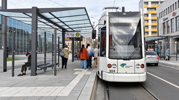 Straßenbahn an Haltestelle in Dessau.