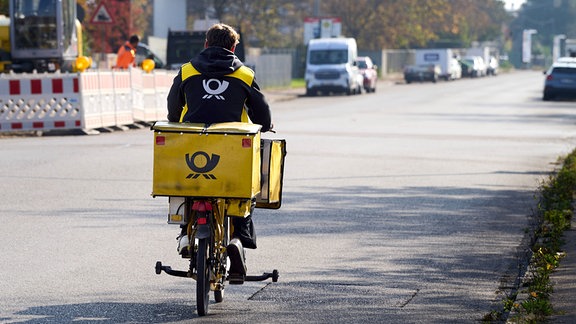 Postbote auf dem Fahrrad