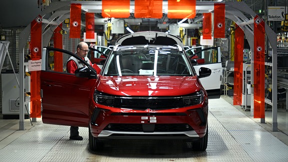 Ein Mitarbeiter am Ende der Montagelinie des Opel Grandland in der Opel Eisenach GmbH. 