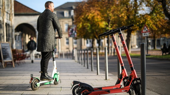 Ein junger Mann fährt 2019 mit einem E-Scooter durch die Stuttgarter Innenstadt. 