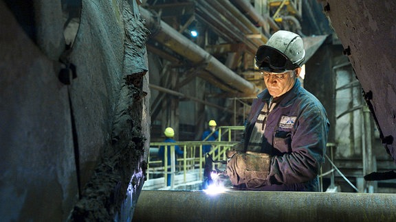 Ein Arbeiter benutzt ein Schweißgerät in der Aufbereitungsanlage der Komsomolsky-Mine.