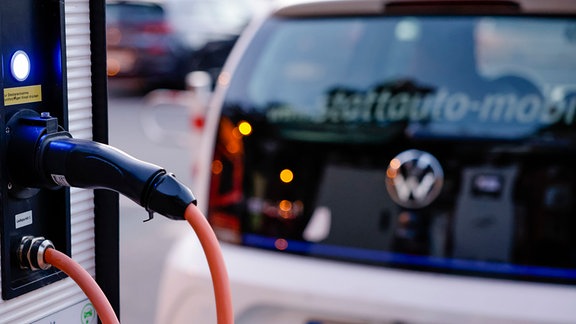 Ein Elektroauto wird an einer Ladesäule der Kieler Stadtwerke geladen.