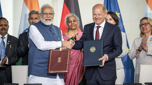 Bundeskanzler Olaf Scholz (SPD, r) neben Indiens Premierminister Narendra Modi nach einer Vertragsunterzeichnung bei den deutsch-indischen Regierungskonsultationen.