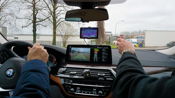 In einem Auto: Blick in Richtung Frontscheibe, im Vordergrund, Displays und Bedienelemente.