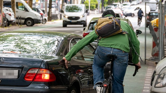 Kollision zwischen einen Radfahrer und einem Autofahrer 