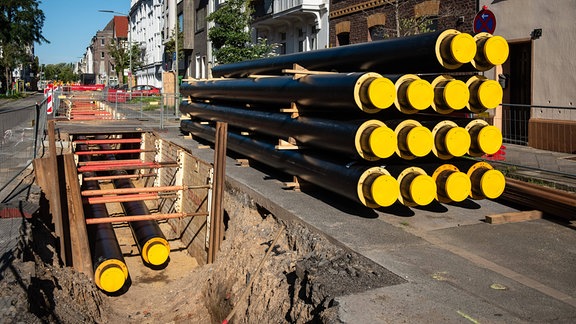 Ein Stapel neuer Rohre für Fernwärme an einer Baustelle