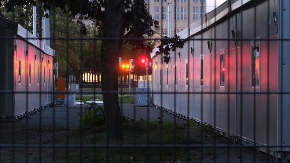 Eine noch im Aufbau befindliche Flüchtlingsunterkunft entsteht im Süden der Stadt