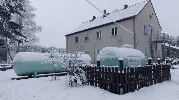  Auf zwei Gastanks liegt frisch gefallener Schnee.