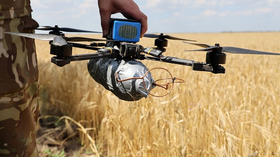 Ein Soldat einer UAV-Einheit eines motorisierten Infanterieregiments der Dnepr-Gruppe der russischen Streitkräfte, die im Rahmen einer speziellen Militäroperation eingesetzt ist, hält eine FPV-Kampfdrohne.