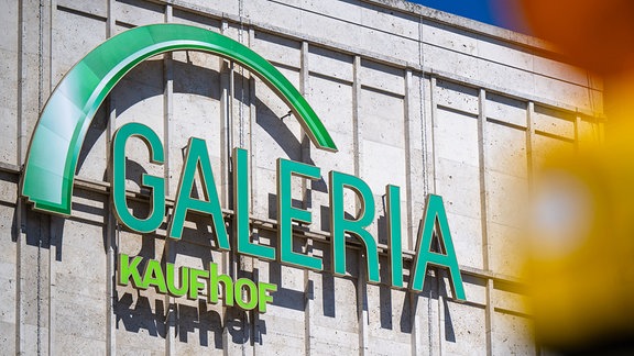 Blick auf das Logo der Galeria Kaufhof am Kaufhaus am Alexanderplatz. 