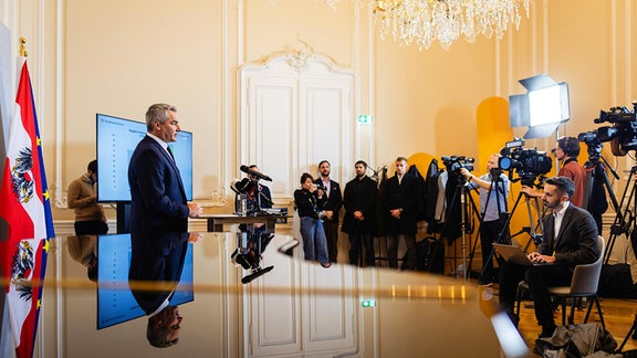 Bundeskanzler Karl Nehammer (ÖVP, l) bei einer Pressekonferenz im Bundeskanzleramt.