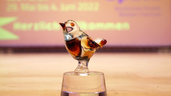 Die Trophäe der "Goldene Spatz" steht im Theater am Bühnenrand vor der Eröffnung des 30. Deutschen Kinder-Medien-Festivals "Goldener Spatz". 