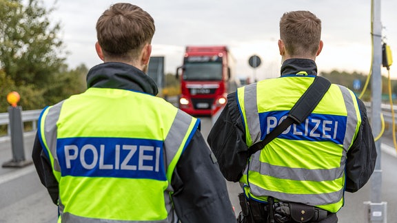 Beamte der Bundespolizei beobachten an der Autobahn A15, an der Grenze zwischen Polen und Deutschland, den aus Polen einreisenden Fahrzeugverkehr. 