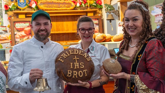 Mitarbeiter der Bäckerei und Konditorei Plentz vor ihrem Stand.