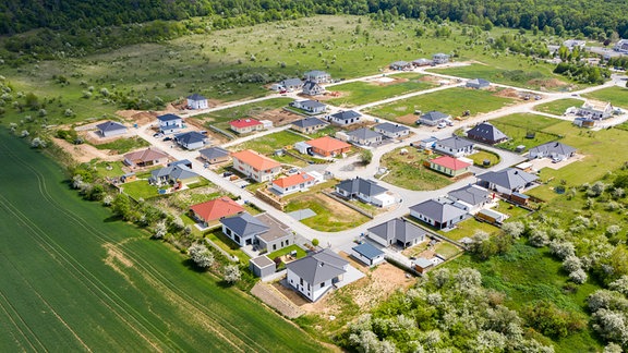 Blick auf ein Wohngebiet zwischen Feldern