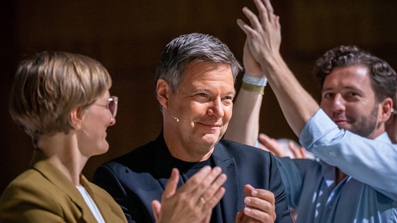 Robert Habeck (Bündnis 90/Die Grünen, M), Bundesminister für Wirtschaft und Klimaschutz, und Spitzenkandidat der Grünen für die Bundestagswahl 2025, steht zwischen Franziska Brantner (l), Bundesvorsitzende von Bündnis90/Die Grünen, und Felix Banaszak, Bundesvorsitzender von Bündnis90/Die Grünen, bei der Bundesdelegiertenkonferenz von Bündnis 90/Die Grünen. 