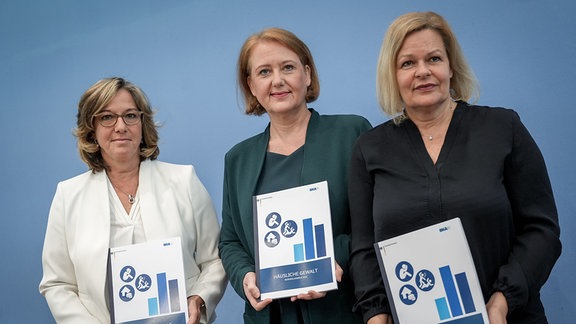 Martina Link (l-r), Vizepräsidentin des Bundeskriminalamtes (BKA), Lisa Paus (Bündnis 90/Die Grünen), Bundesministerin für Familie, Senioren, Frauen und Jugend, und Nancy Faeser (SPD), Bundesministerin für Inneres und Heimat, stellen auf einer Pressekonferenz