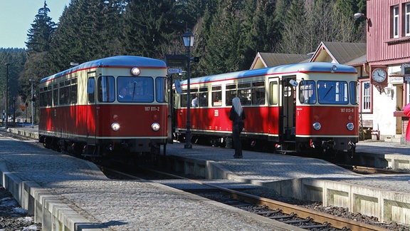 Seit Jahresanfang befinden sich die historischen Triebwagen 187 011 und 187 013 auch als Fischstäbchen bekannt, wieder auf den Gleisen der Harzer Schmalspurbahnen GmbH (HSB), aufgenommen in Drei Annen Hohne (Sachsen-Anhalt). Die beiden 60 Jahre alten Fahrzeuge wurden einer Generalreparatur unterzogen und stehen jetzt wieder für den Nahverkehr im Harz zur Verfügung. Bei den Fahrzeugwerken Miraustraße GmbH (FWM) in Hennigsdorf bei Berlin erhielten beide Triebwagen vollständig neue Antriebsanlagen. Dabei wurde der bisherige Deutz- gegen einen neuen MAN-Motor ausgetauscht sowie ein hydraulisches Voith-Getriebe eingebaut, das das verschlissene Originalgetriebe ersetzt. Die Optik der fast 60 Jahre alten Triebwagen blieb erhalten, auch im Innenraum präsentieren sich beide Fahrzeuge nach wie vor im historischen, aber aufgearbeiteten Zustand mit den originalen Holzschalensitzen.