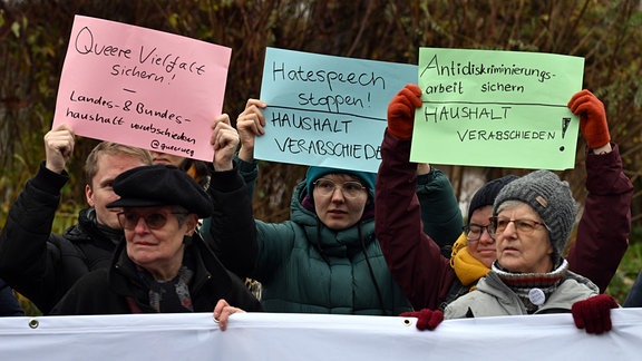 Demonstrierende protestieren für eine Verabschiedung des Haushaltes.