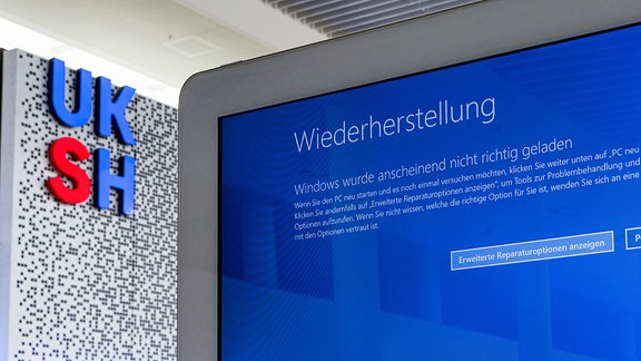 Eine elektronische Informationstafel im Hauptgebäude des Universitätskrankenhauses weist darauf hin, daÃ sie wegen eines Problems mit Windows Software nicht funktioniert.