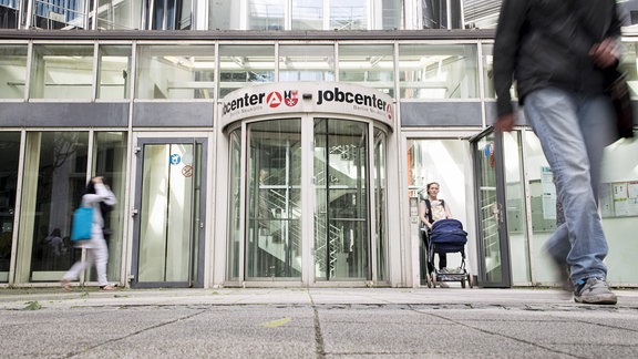 Menschen am Eingang eines Jobcenters