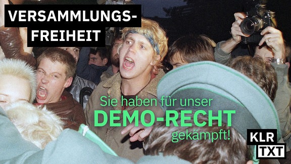 Das Bild zeigt Menschen, die im Jahr 1989 in der DDR für Versammlungsfreiheit demonstrierten, darauf der Text: Versammlungsfreiheit - sie haben für unser Demo-Recht gekämpft". 