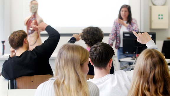 Schüler und Lehrerin im Klassenraum