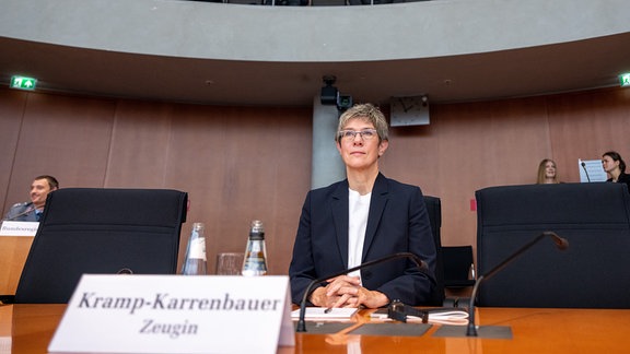 Ex-Verteidigungsministerin Annegret Kramp-Karrenbauer (CDU) sitzt als Zeugin vor dem Afghanistan-Untersuchungsausschuss des Bundestages.