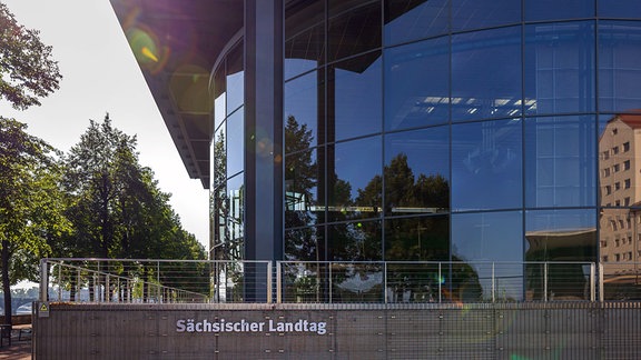 Blick auf einen Teil des modernen Gebäudes des Sächsischen Landtags in Dresden mit dem Schriftzug "Sächsischer Landtag"