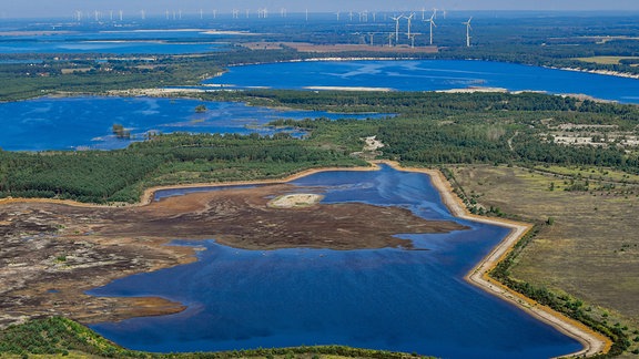 Blick aus Vogelperspektive über eine Seenlandschaft