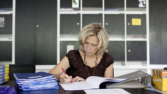 Lehrerin arbeitet im Lehrerzimmer.