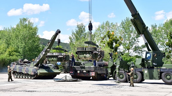 Triebwerkswechsel an Leopard 2A7 mit Bergepanzer Büffel und Kran in Frankenberg, 2022