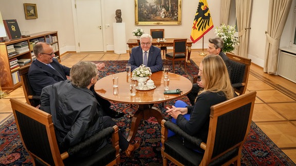 Friedrich Merz (l-r, CDU), CDU-Bundesvorsitzender und Unionsfraktionsvorsitzender, Britta Haßelmann, Fraktionsvorsitzende von Bündnis 90/Die Grünen, Katharina Dröge, Fraktionsvorsitzende von Bündnis 90/Die Grünen, und Rolf Mützenich, Vorsitzender der SPD-Bundestagsfraktion, sitzen mit Bundespräsident Frank-Walter Steinmeier 