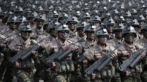 Nordkoreanische Soldaten marschieren bei einer Militärparade.