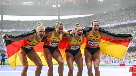 Deutschlands Lisa Mayer, Rebekka Haase, Gina Lückenkemper und Alexandra Burghardt (l-r) feiern nach dem Finale.