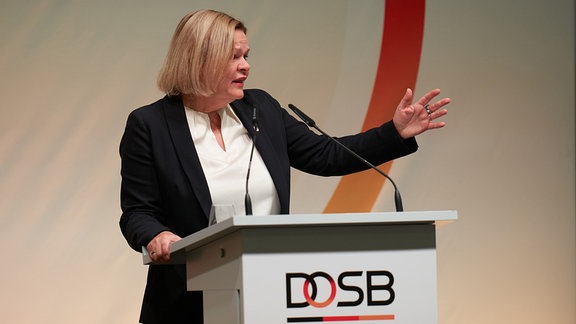 Bundesinnenministerin Nancy Faeser (SPD) spricht während der DOSB-Mitgliederversammlung