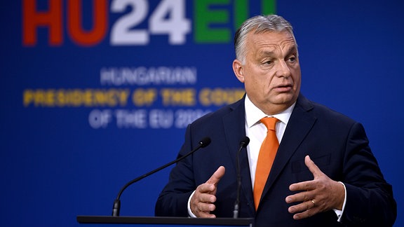 Ungarns Ministerpräsident Viktor Orban hält am Freitag, den 8. November 2024, zum Abschluss eines EU-Gipfels in der Puskas Arena in Budapest eine Rede auf einer Pressekonferenz.