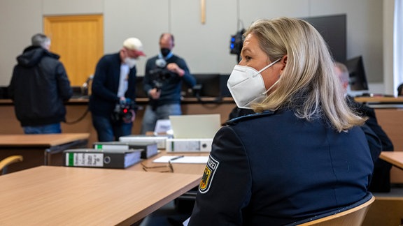 Claudia Pechstein sitzt vor Prozessbeginn auf ihrem Platz im Gerichtssaal. Im Verfahren vor dem Oberlandesgericht verlangt Olympiasiegerin Pechstein vom Eislauf-Weltverband Isu Schadenersatz und Schmerzensgeld wegen einer, aus ihrer Sicht, unrechtmäßigen Dopingsperre.